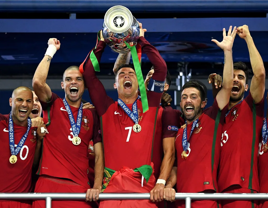 chien-tich-huyen-thoai-ronaldo-vo-dich-euro-may-lan-a2