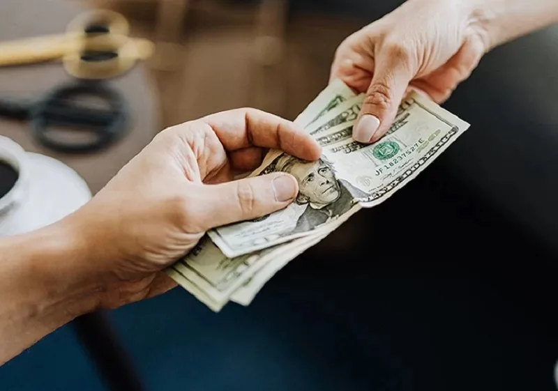 Mơ được cho tiền thường gắn với sự giúp đỡ, quý nhân, cơ hội hợp tác hoặc nguồn lực mới xuất hiện.